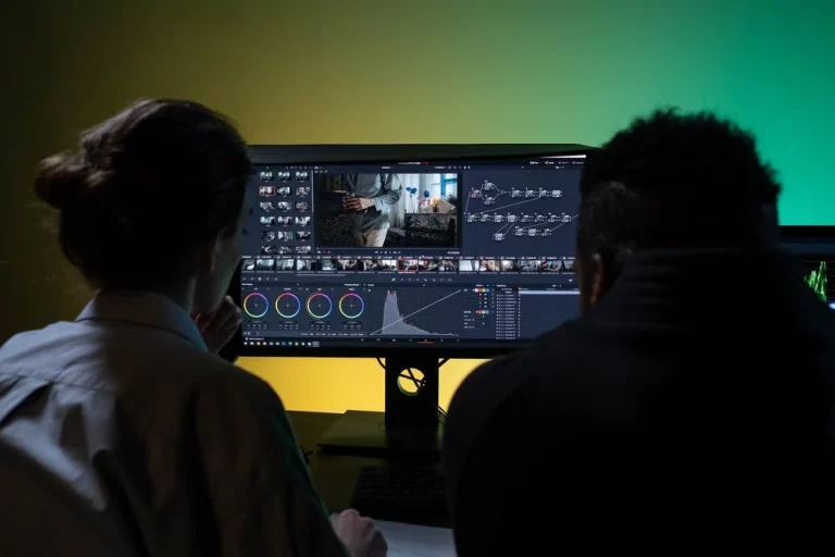 4 Perks of Working with A YouTube Video Editor For Hire